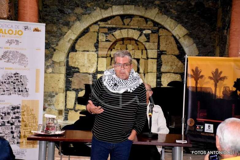 Momento de la charla de anoche en Telde (Foto Antonio Alí)